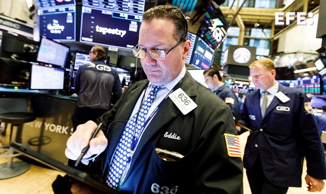  #ÚLTIMAHORA | Wall Street cierra en rojo y el Dow Jones pierde unos 345 puntos tras el colapso del Silicon Valley Bank (…
