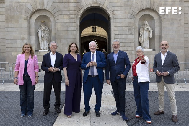 CRÓNICA | Intercambio de teléfonos y buen ambiente marcan la foto de EFE con los candidatos barceloneses.

Por Carles Es…