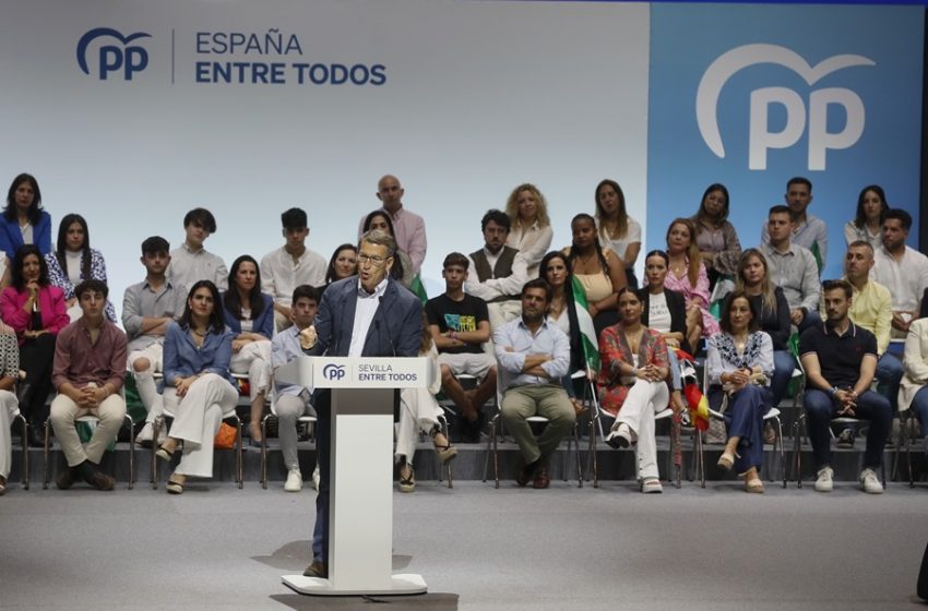  El líder del PP, Alberto Núñez Feijóo, pide el voto de todos los socialistas “desencantados” con el presidente del Gobie…