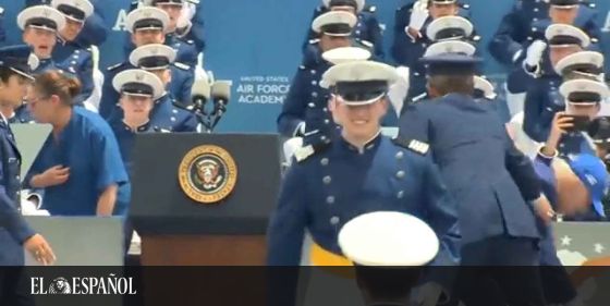  Joe Biden vuelve a sufrir una caída tras tropezar en un acto de graduación del Ejército del Aire de EEUU …