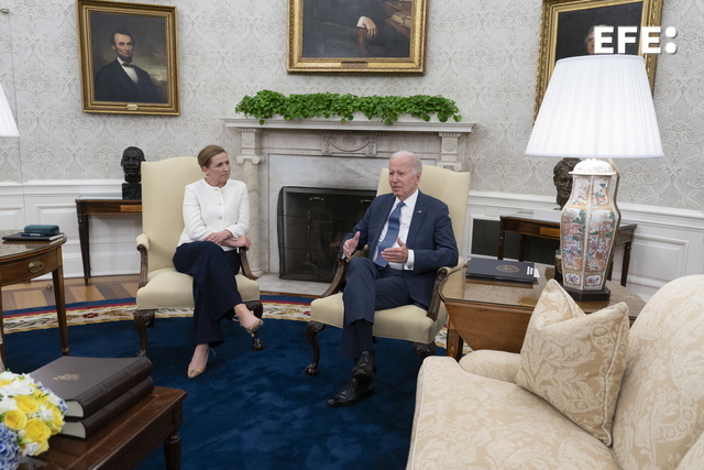  El presidente de EE.UU., Joe Biden, intercambia gestos de simpatía con la primera ministra de Dinamarca, Mette Frederiks…