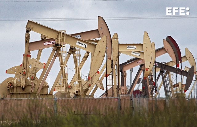  El precio del petróleo intermedio de Texas (WTI) sube un 3 % y cierra en 70,1 dólares el barril, superando la barrera de…