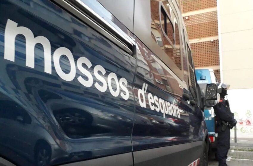  Heridos seis agentes de los Mossos al chocar su furgón con un taxi en Barcelona