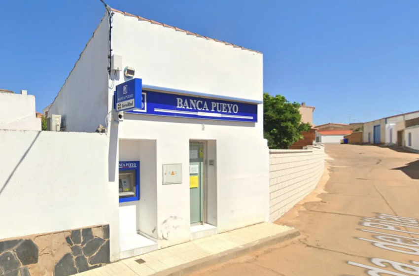  Investigan el robo de un cajero automático arrancado con una retroexcavadora en un municipio de Badajoz