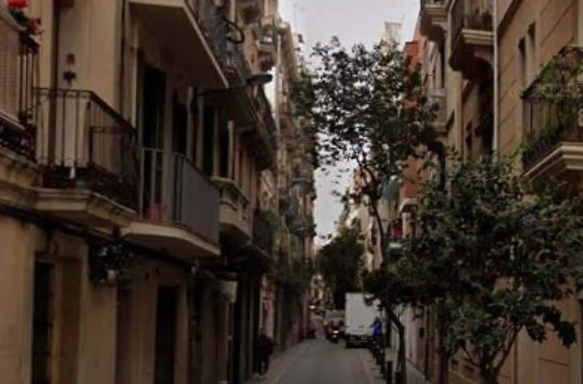 Buscan al acusado de apuñalar a una mujer en el pecho en el distrito barcelonés de Gracia