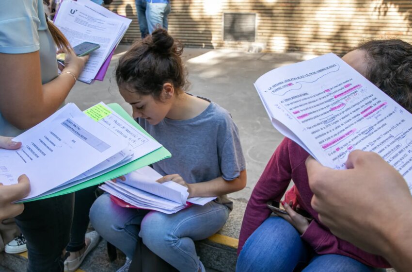  Madrid rectifica su plan educativo bilingüe y volverá a dar Geografía e Historia en español