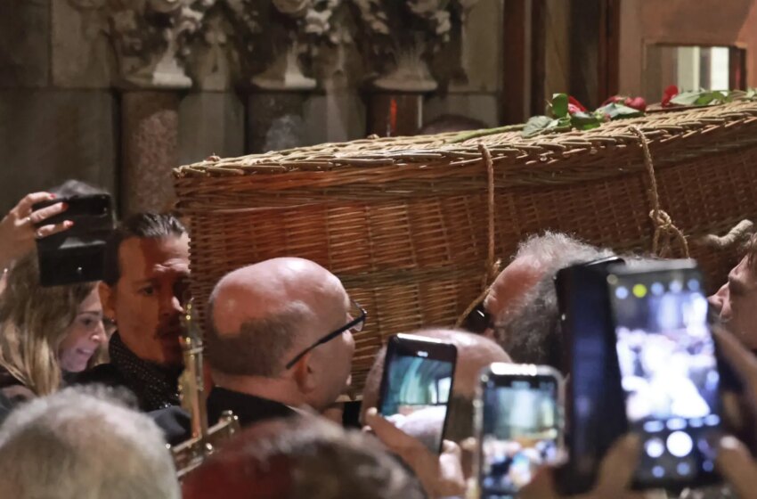 Johnny Depp, muy triste, carga a hombros el ataúd de su amigo fallecido, Shane MacGowan