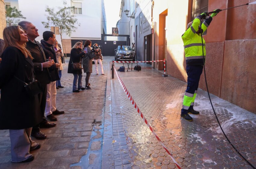  Arranca en Sevilla la unidad anti-grafitis de Sanz, con 20 operarios que limpiarán diariamente las pintadas de calles y fachadas