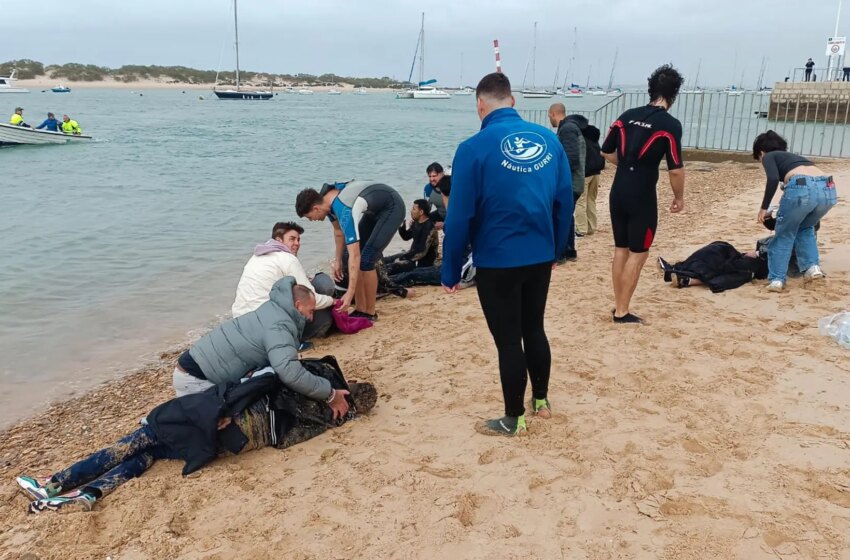 Hallan una narcolancha en Sancti Petri cerca de donde tiraron a migrantes al mar