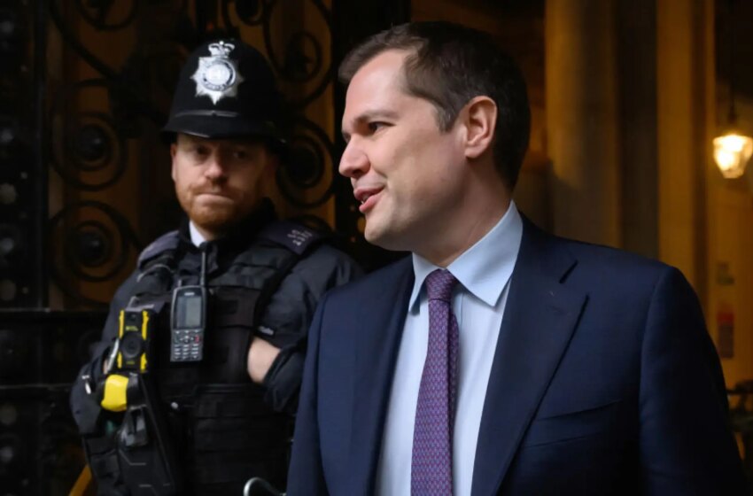 Dimite el responsable británico de Inmigración por el plan de deportar a inmigrantes a Ruanda
