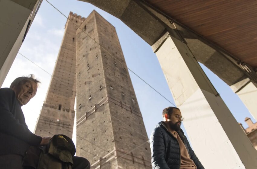  Acordonan el entorno de una de las torres de Bolonia ante el riesgo «crítico» de derrumbe