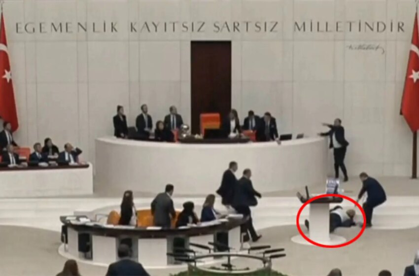  Un diputado turco sufre un ataque cardíaco en pleno Parlamento tras advertir que Israel sufriría la «furia de Alá»