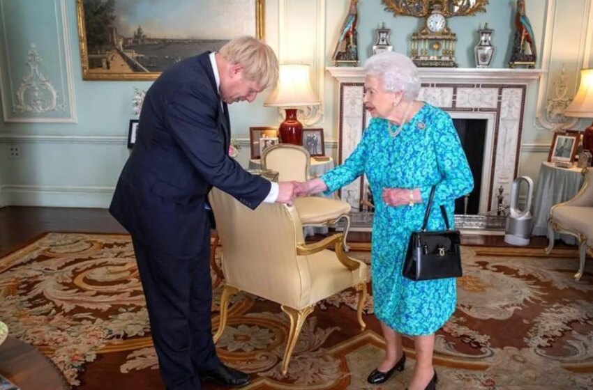  El sarcástico comentario de la reina a Boris Johnson después de que su perro matara a un cisne en Buckingham Palace