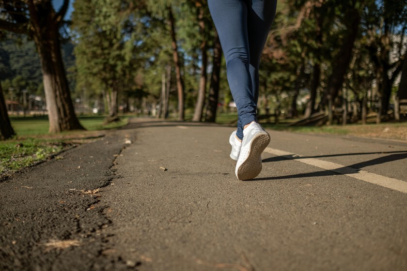  Esta es la mejor forma de caminar para perder peso, según Harvard
