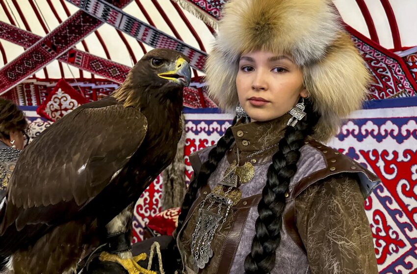  La cetrería milenaria de los kazajos, un arte que requiere de una comunión plena entre el águila y su ‘burkutchi’