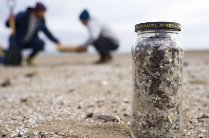  La Fiscalía investiga los vertidos de pellets que desde hace cinco años aparecen en las playas de Tarragona
