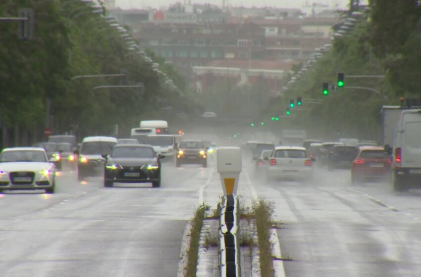  la lluvia provoca importantes retenciones y accidentes en la capital