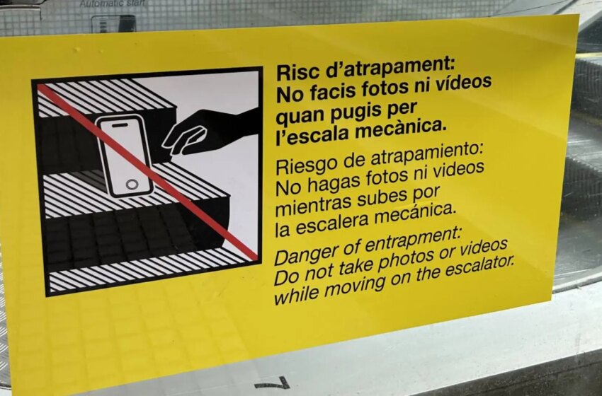  El metro de Barcelona se ve obligado a colocar un cartel ante los retos virales en sus instalaciones: «Riesgo de atrapamiento»