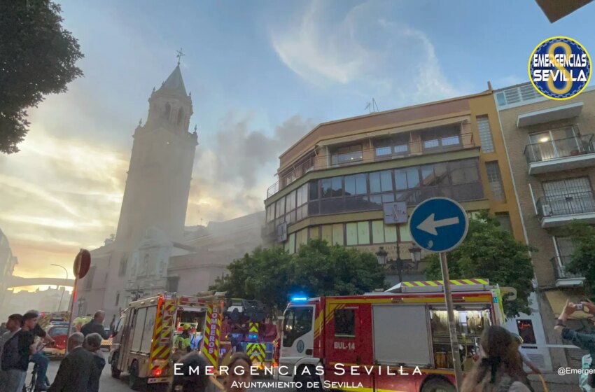  se incendia una hamburguesería de la Plaza del Cristo de Burgos y forma una gran columna de humo