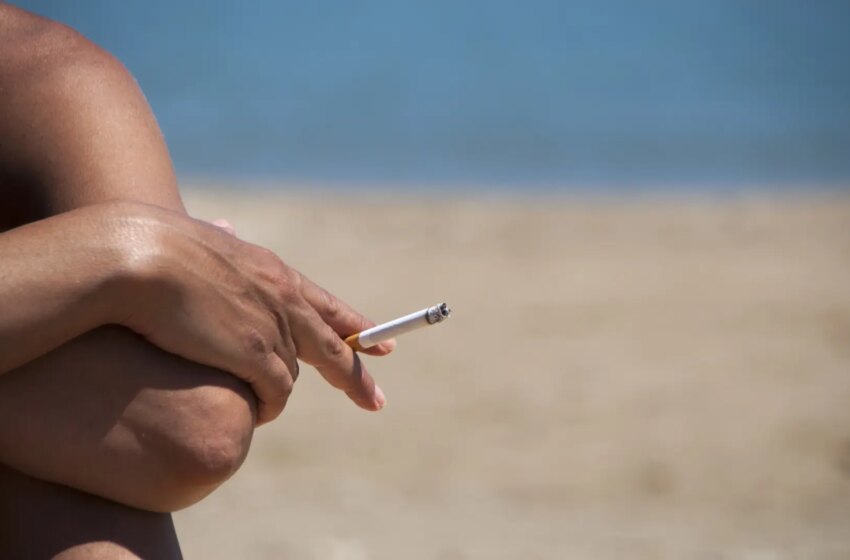  ¿Pueden multarme por fumar en la playa? Esto es lo que dice la ley sobre encender cigarrillos en la arena