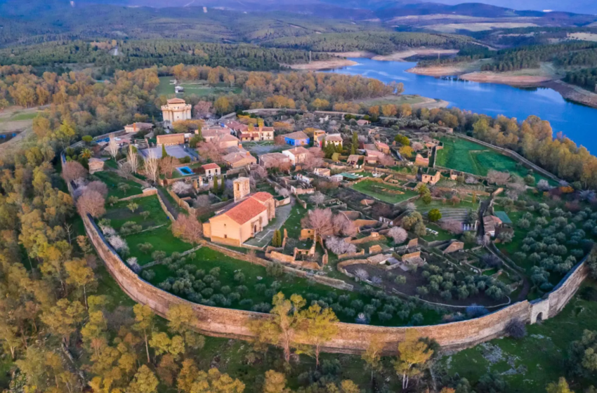  Un pueblo abandonado de Cáceres sobrevive gracias a los estudiantes: