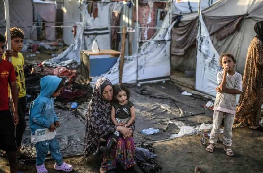  Un civil palestino denuncia que Hamás les impide abandonar las zonas que van a ser bombardeadas: «Nos pegan con palos