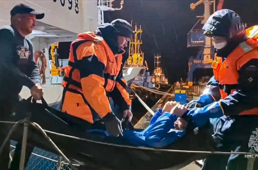  Un hombre ruso sobrevive más de dos meses en un bote inflable a la deriva junto a los cadáveres de su hermano y su sobrino