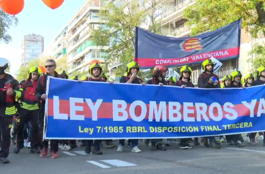  Miles de bomberos se manifiestan por una ley de coordinación ante catástrofes como la DANA