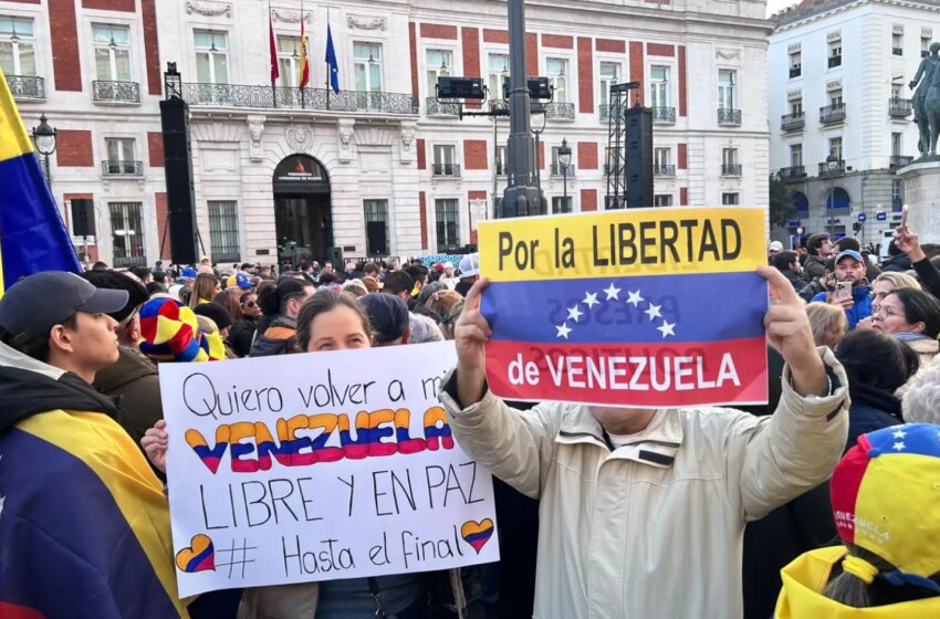  Cientos de personas llenan la Puerta del Sol para exigir «libertad» en Venezuela y echar al «dictador» Maduro