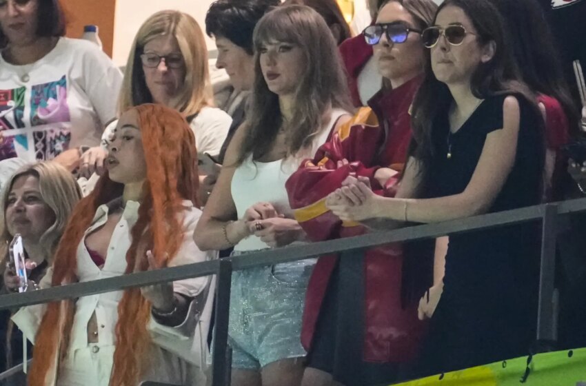 Taylor Swift lleva a la Super Bolw un conjunto blanco que dispara los rumores de una posible boda