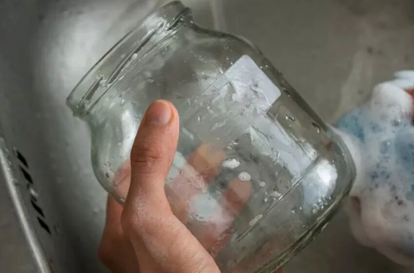  El truco definitivo para quitar las etiquetas del precio en los botes de vidrio o porcelana