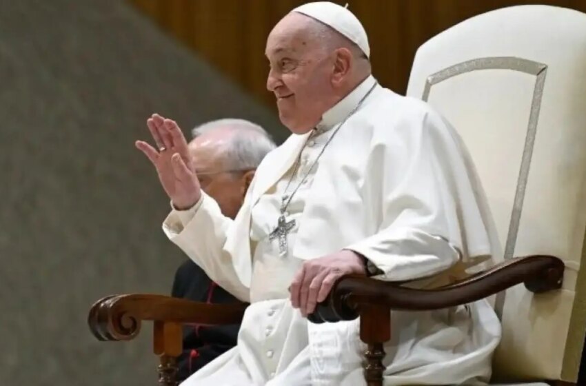 La crisis de broncoespasmo del papa supone un «agravamiento» de su neumonía, según una médica