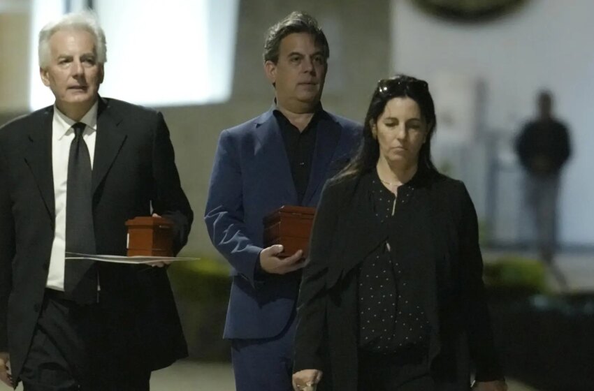  Los restos de Mario Vargas Llosa son cremados y entregados a sus tres hijos