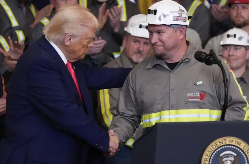 Rodeado de mineros, Trump firma ordenes ejecutivas para impulsar la industria del carbón