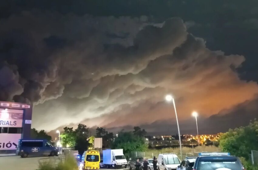 Se hunde parte del tejado de la nave incendiada en Vilanova, en la que siguen trabajando los bomberos