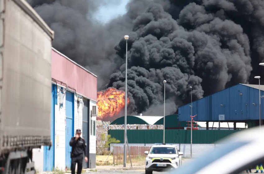 Alcalá levanta las medidas preventivas por el incendio en la planta de químicos y la calidad del aire vuelve a parámetros normales