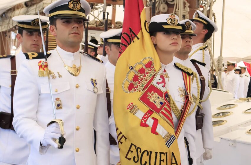  Carlos Vives acude a un almuerzo con la princesa Leonor en el Juan Sebastián Elcano