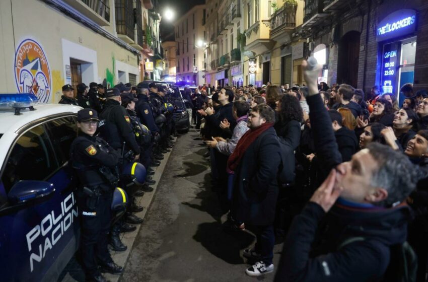  desalojan a colectivos sociales que estaban en el edificio de la Junta en Málaga