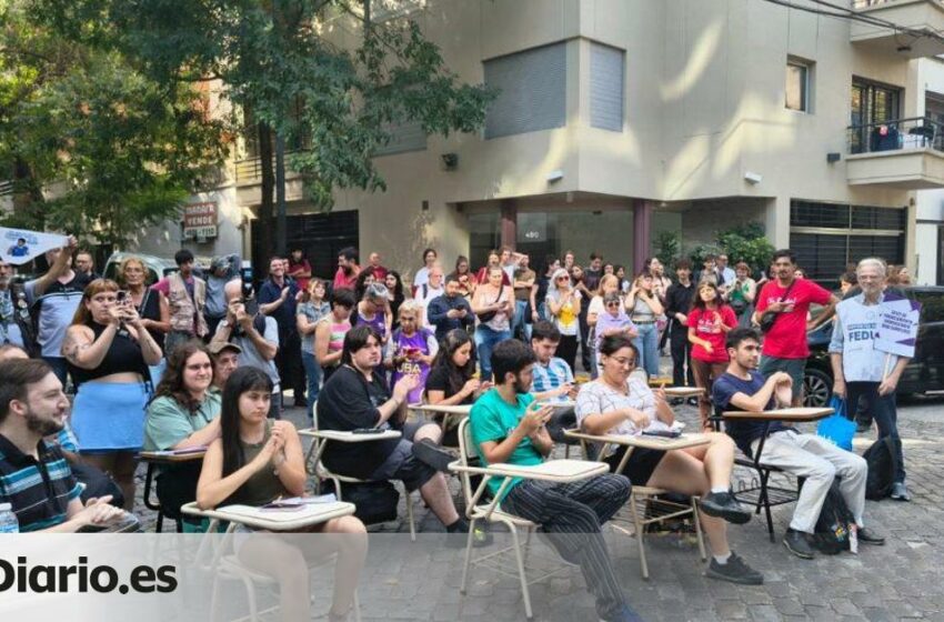  Los universitarios llevan las clases frente a una de las casas del jefe de Gabinete de Milei acusado de corrupción