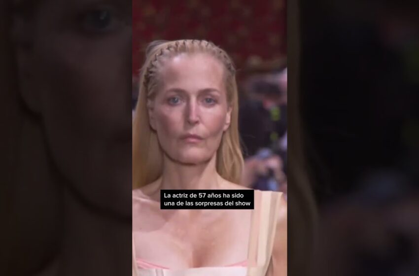  Gillian Anderson desfilando para Miu Miu