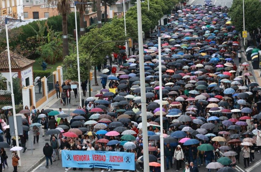  Las víctimas de Adamuz se manifiestan bajo la lluvia en Huelva para exigir «justicia ya» y conocer «toda la verdad»